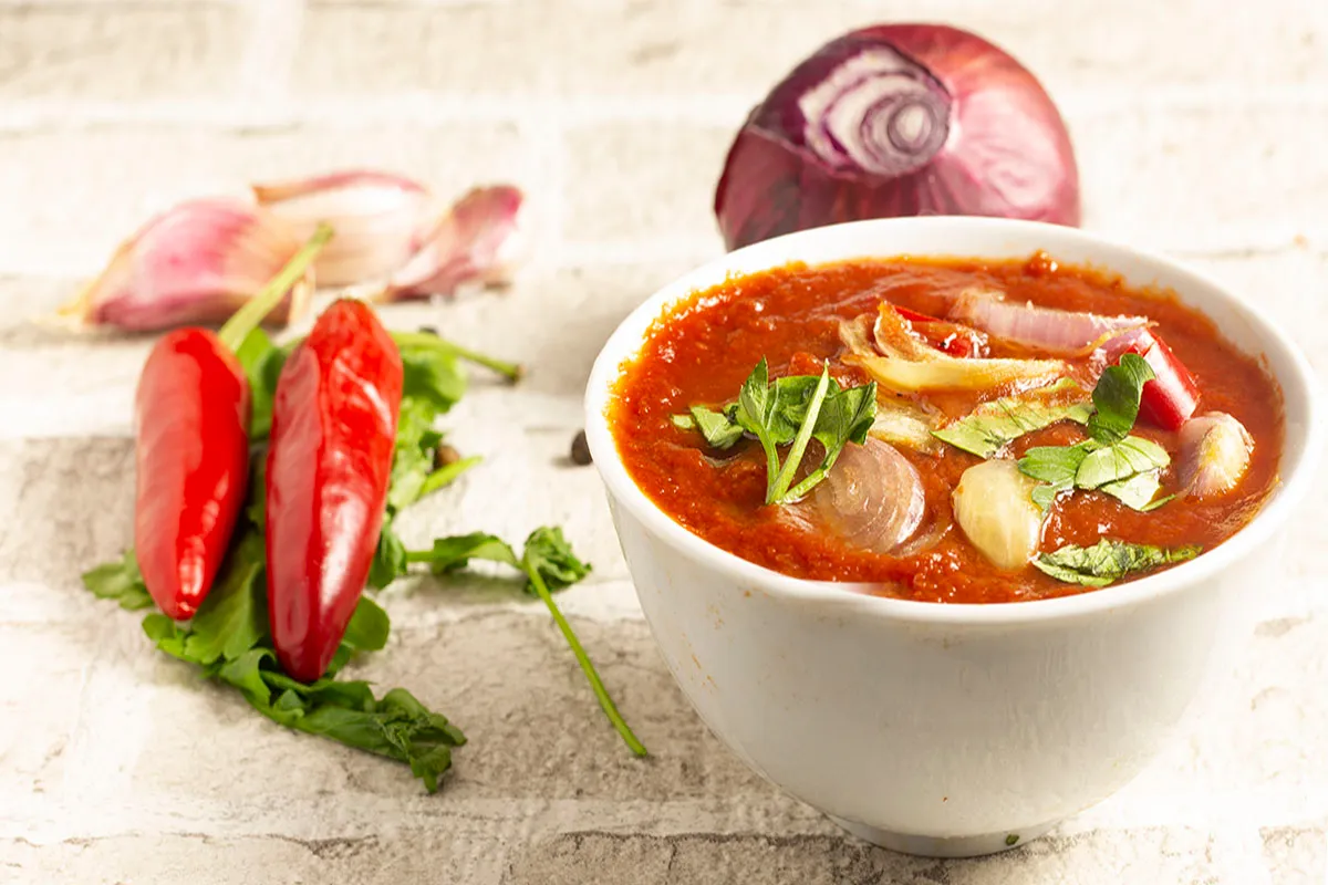 salsa arrabbiata con cipolle e peperoncino