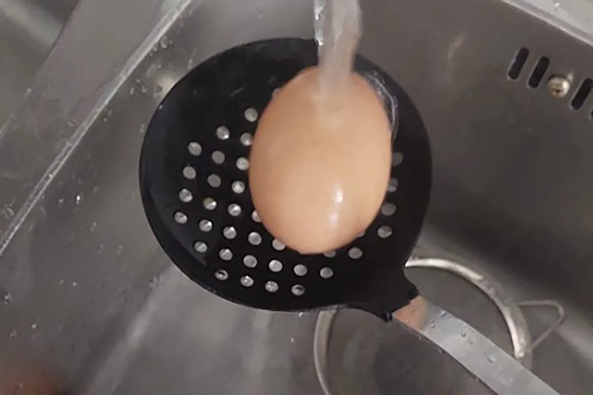 Uovo sodo sotto l'acqua