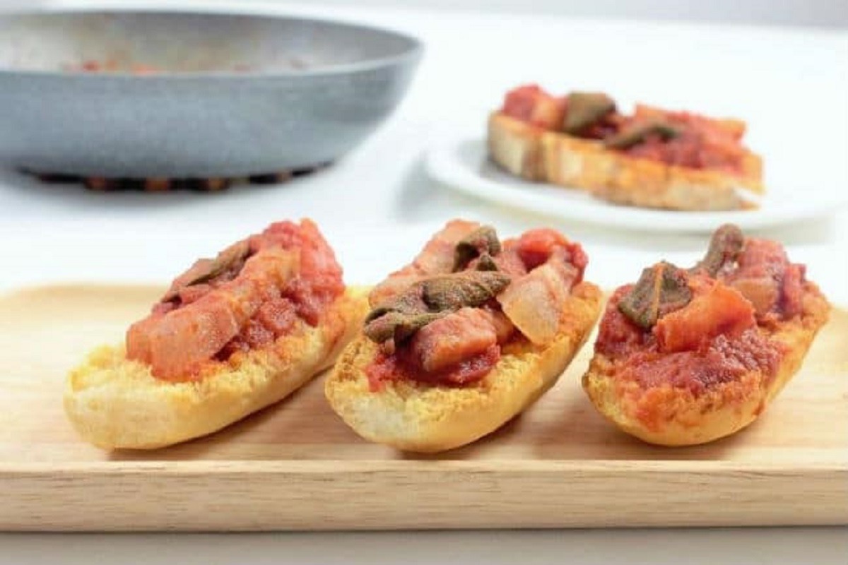 Crostini con salsa al guanciale